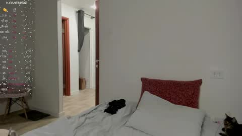 Veronica Tiia Lilith left to right online show from 04/03/26, 08:18