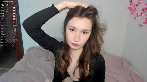 Veronica Tiia Lilith left to right online show from 04/11/26, 09:41