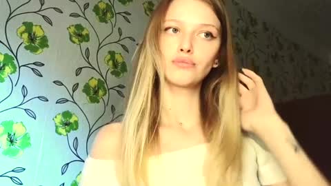Snapshot of eva_eyre chatting on 05/25/26, 02:23 Evvie online show from 05/25/26, 02:23