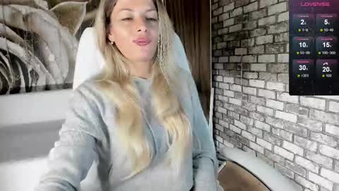 Snapshot of eva_melow chatting on 09/27/25, 03:28 Eva online show from 09/27/25, 03:28