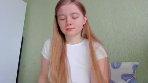 Snapshot of eva_tomiok chatting on 12/23/25, 06:33 Eva online show from 12/23/25, 06:33