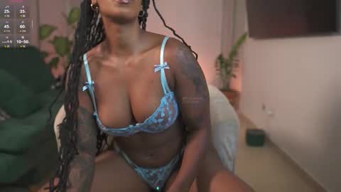 Snapshot of evajacksss_ chatting on 11/13/25, 10:19 evajacksss_ online show from 11/13/25, 10:19