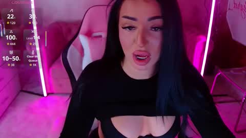 Snapshot of evanew_ chatting on 10/15/25, 05:35 Eva online show from 10/15/25, 05:35