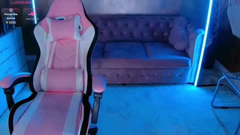 Snapshot of evanew_ chatting on 11/06/25, 05:25 Eva online show from 11/06/25, 05:25