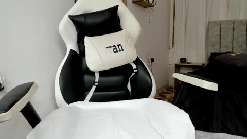 Snapshot of evans_king chatting on 09/27/25, 02:11 Evan online show from 09/27/25, 02:11