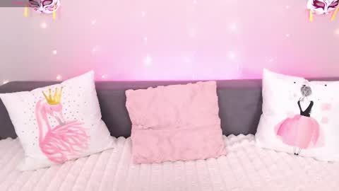 Snapshot of evarey_ chatting on 06/16/26, 06:05 Adelina online show from 06/16/26, 06:05