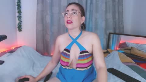 Eve Blue  friends. IG eve blue77 TW EveBlue 1 OF eveblue7 online show from 12/27/24, 04:36