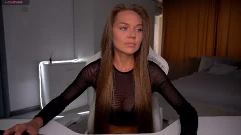 Snapshot of evelina_fox chatting on 06/10/26, 08:46 Evelina online show from 06/10/26, 08:46