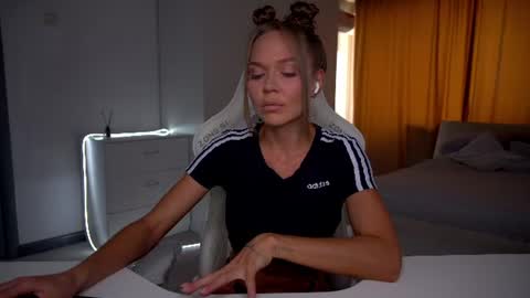 Snapshot of evelina_fox chatting on 06/12/26, 11:42 Evelina online show from 06/12/26, 11:42