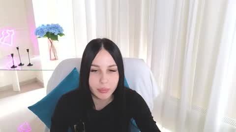 Snapshot of evelynanux chatting on 11/17/25, 11:05 Evelyn online show from 11/17/25, 11:05