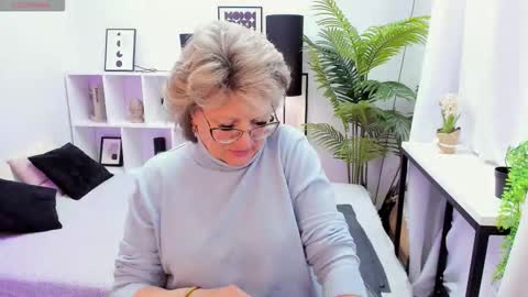 Evelyn online show from 12/01/25, 05:12