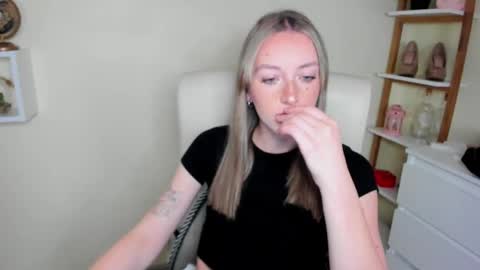 Snapshot of evelynblond chatting on 11/28/25, 01:47 evelynblond online show from 11/28/25, 01:47