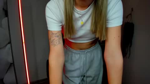 evelynblond online show from 12/03/25, 01:42