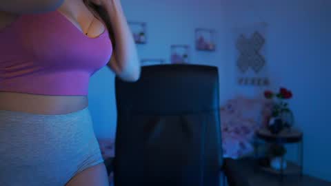 Snapshot of evelyncage_ chatting on 02/02/25, 10:06 evelyncage_ online show from 02/02/25, 10:06