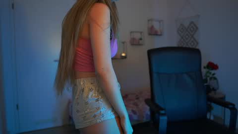 Snapshot of evelyncage_ chatting on 02/04/25, 10:13 evelyncage_ online show from 02/04/25, 10:13