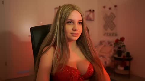 Snapshot of evelyncage_ chatting on 02/14/25, 10:14 evelyncage_ online show from 02/14/25, 10:14