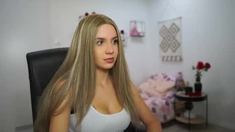 Snapshot of evelyncage_ chatting on 10/12/25, 05:34 evelyncage_ online show from 10/12/25, 05:34