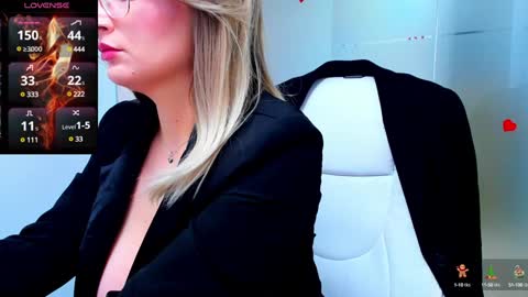 Snapshot of evelyne_rose chatting on 01/03/25, 09:15 evelyne_rose online show from 01/03/25, 09:15