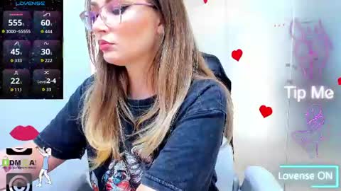 Snapshot of evelyne_rose chatting on 06/13/26, 05:05 evelyne_rose online show from 06/13/26, 05:05