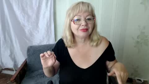 Snapshot of evelynloveshy chatting on 07/10/26, 08:40 BarbaraBlondy online show from 07/10/26, 08:40