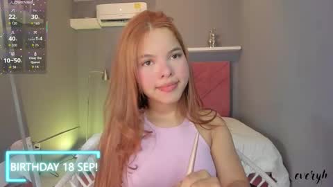 Snapshot of everyh chatting on 09/17/25, 07:48 Sophia online show from 09/17/25, 07:48