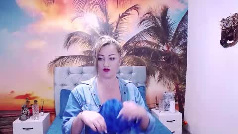 Evia online show from 11/20/25, 01:39