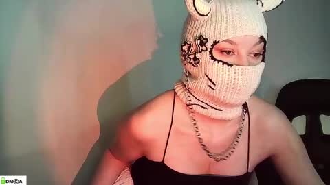 Snapshot of evie_muna chatting on 04/20/26, 05:10 Renesme White Im here from Monday to Friday online show from 04/20/26, 05:10