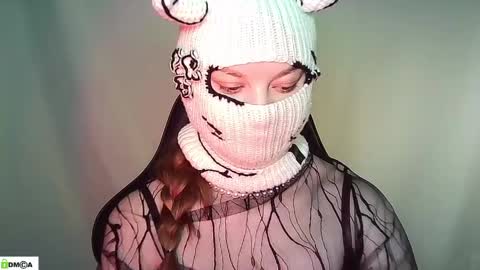 Snapshot of evie_muna chatting on 05/18/26, 04:07 Renesme White Im here from Monday to Friday online show from 05/18/26, 04:07