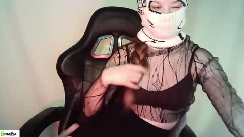 Snapshot of evie_muna chatting on 05/19/26, 03:46 Renesme White Im here from Monday to Friday online show from 05/19/26, 03:46
