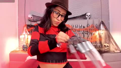 eviegothel_ online show from 10/31/25, 08:32