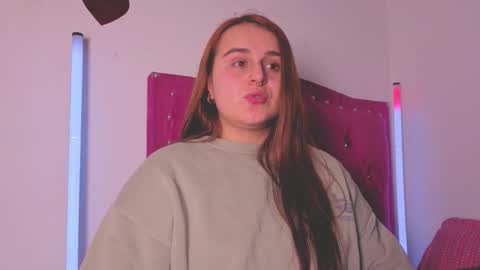 Snapshot of evy_orange1 chatting on 10/21/25, 01:28 EVY online show from 10/21/25, 01:28