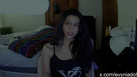 Snapshot of evyniadoll chatting on 07/28/26, 03:08 Avelyn Evynia online show from 07/28/26, 03:08