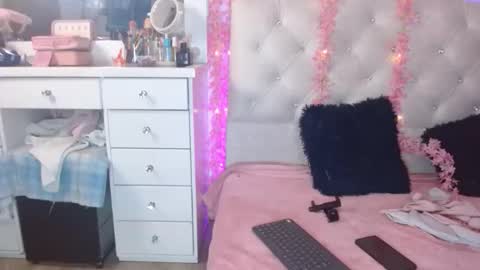 eyes_moonn online show from 11/17/25, 11:16