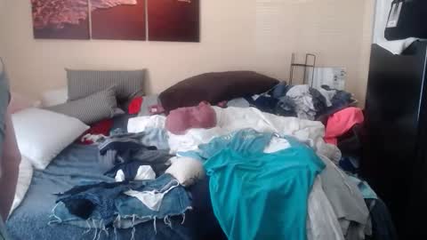 eyeswall0w online show from 10/19/25, 02:40