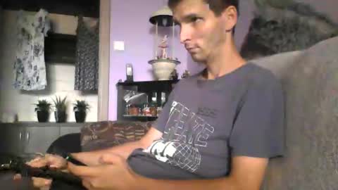 Snapshot of ezel004 chatting on 09/14/25, 01:32 ezel004 online show from 09/14/25, 01:32