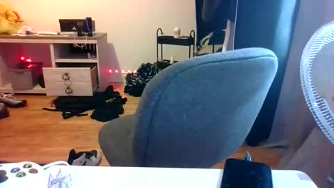 ezzteban935 online show from 04/14/26, 07:31