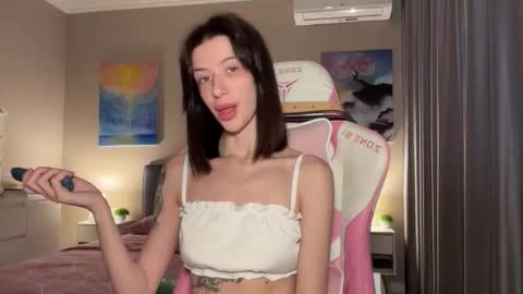 Snapshot of fairy_bloomix chatting on 10/19/25, 07:53 Bloom  online show from 10/19/25, 07:53