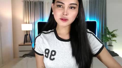 Snapshot of fallfromabove chatting on 10/17/25, 01:14 Belly Conklin online show from 10/17/25, 01:14