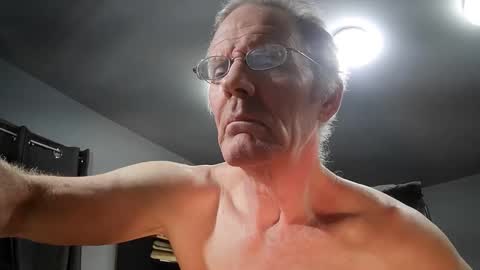 Snapshot of fantasyresort chatting on 12/27/24, 04:26 fantasyresort online show from 12/27/24, 04:26