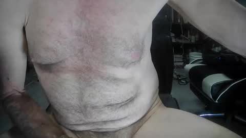 Snapshot of fantasyresort chatting on 10/16/25, 03:18 fantasyresort online show from 10/16/25, 03:18