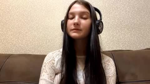 Aurora 18yo online show from 10/29/25, 10:17
