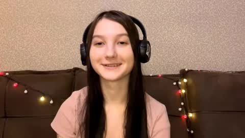 Aurora 18yo online show from 12/15/25, 08:29