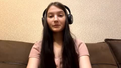 Aurora 18yo online show from 12/22/25, 09:06