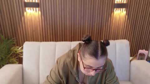 Feelena online show from 11/13/25, 06:29