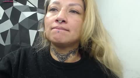 Snapshot of fenix_purple chatting on 10/26/25, 01:00 FENIX online show from 10/26/25, 01:00