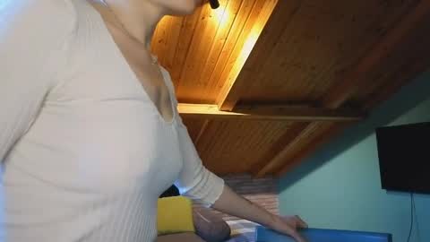 Snapshot of ferdina18 chatting on 05/17/26, 03:52 Leya online show from 05/17/26, 03:52