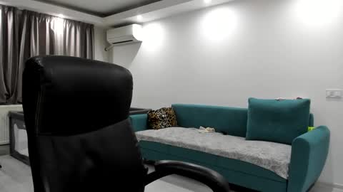 Snapshot of fetishcatalea chatting on 12/01/24, 08:31 Catalea DM online show from 12/01/24, 08:31