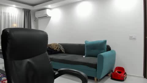 Snapshot of fetishcatalea chatting on 02/05/25, 08:25 Catalea DM online show from 02/05/25, 08:25