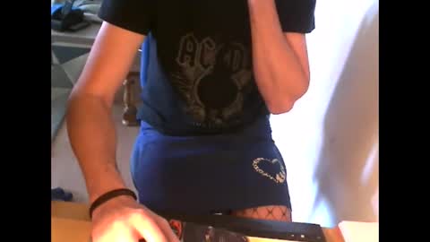 fifi010203 online show from 04/24/26, 08:39