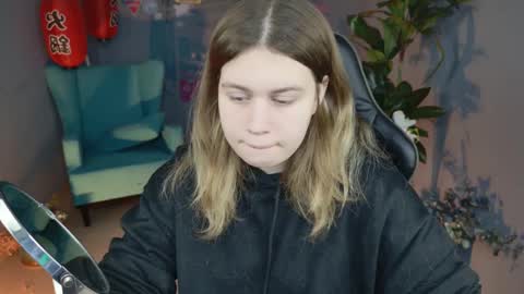 Snapshot of fioramarmoris chatting on 02/15/25, 05:30 fiora online show from 02/15/25, 05:30